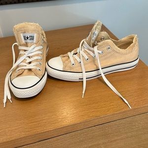 Women’s canvas Converse Chuck Taylor All Stars Size 9